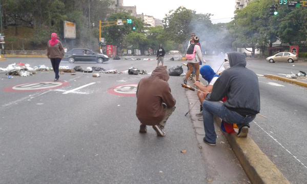 Manifestantes cierran el paso en El Cafetal (Fotos)