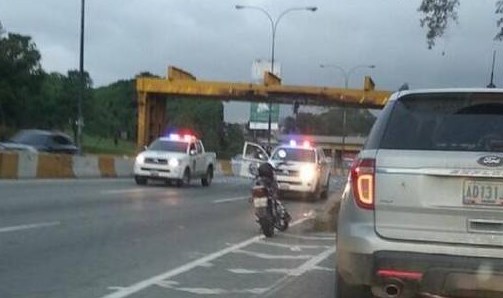 Autobús de dos pisos impactó contra Control de Altura en Los Ruices