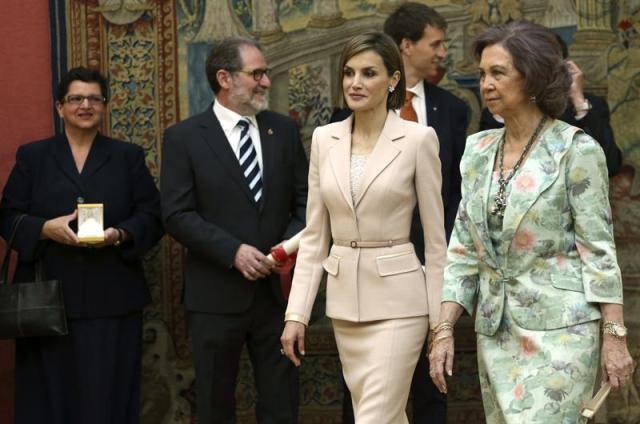 La Reina Letizia y doña Sofía, durante el ceremonia de entrega de los premios anuales que convoca el Real Patronato de Discapacidad, su primer acto oficial conjunto, en el que se ha homenajeado a la madre del Rey, ya que es el último año en que los galardones llevan su nombre, hoy en el Palacio de El Pardo. EFE/Chema Moya