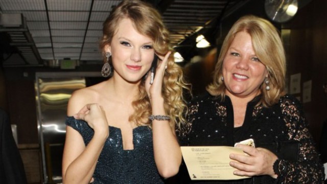 Foto: Taylor Swift y su mamá, Andrea / varietylatino.com