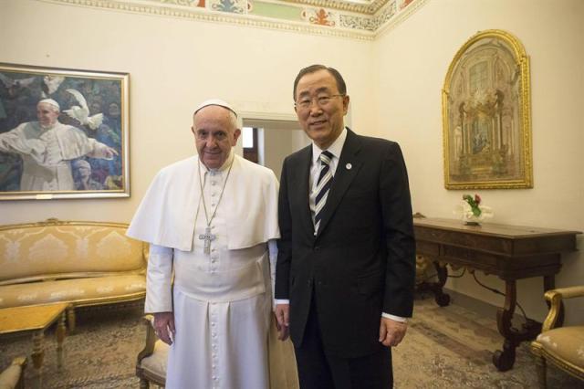 El papa Francisco (izda) recibe en audiencia al secretario general de las Nacione sUnidas, Ban Ki-moon, en el Vaticano hoy, martes 28 de abril de 2015. Naciones Unidas y el Vaticano coincidieron hoy en considerar la lucha contra el cambio climático como una "cuestión moral" y una forma de combatir las desigualdades entre seres humanos, durante una reunión celebrada en la Santa Sede. EFE/L'osservatore Romano / Handout 