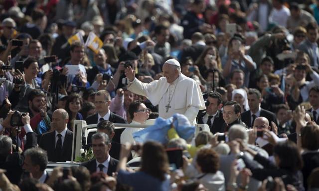 El papa Francisco saluda a los fieles a su llegada a la audiencia general de los miércoles en la plaza de San Pedro en el Vaticano hoy, miércoles 29 de abril de 2015. EFE/Claudio Peri