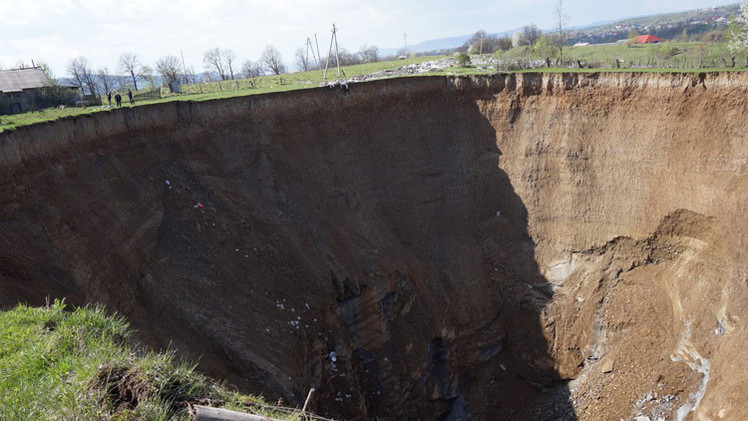 Aparece otro enorme hueco en Ucrania (Video)