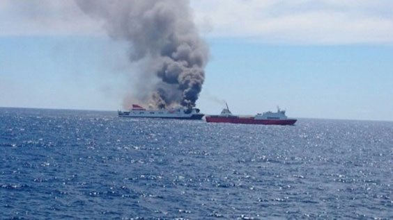 Por incendio, evacuan en alta mar un ferry en España