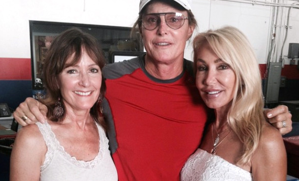 Bruce Jenner feliz junto a sus exesposas (Foto)