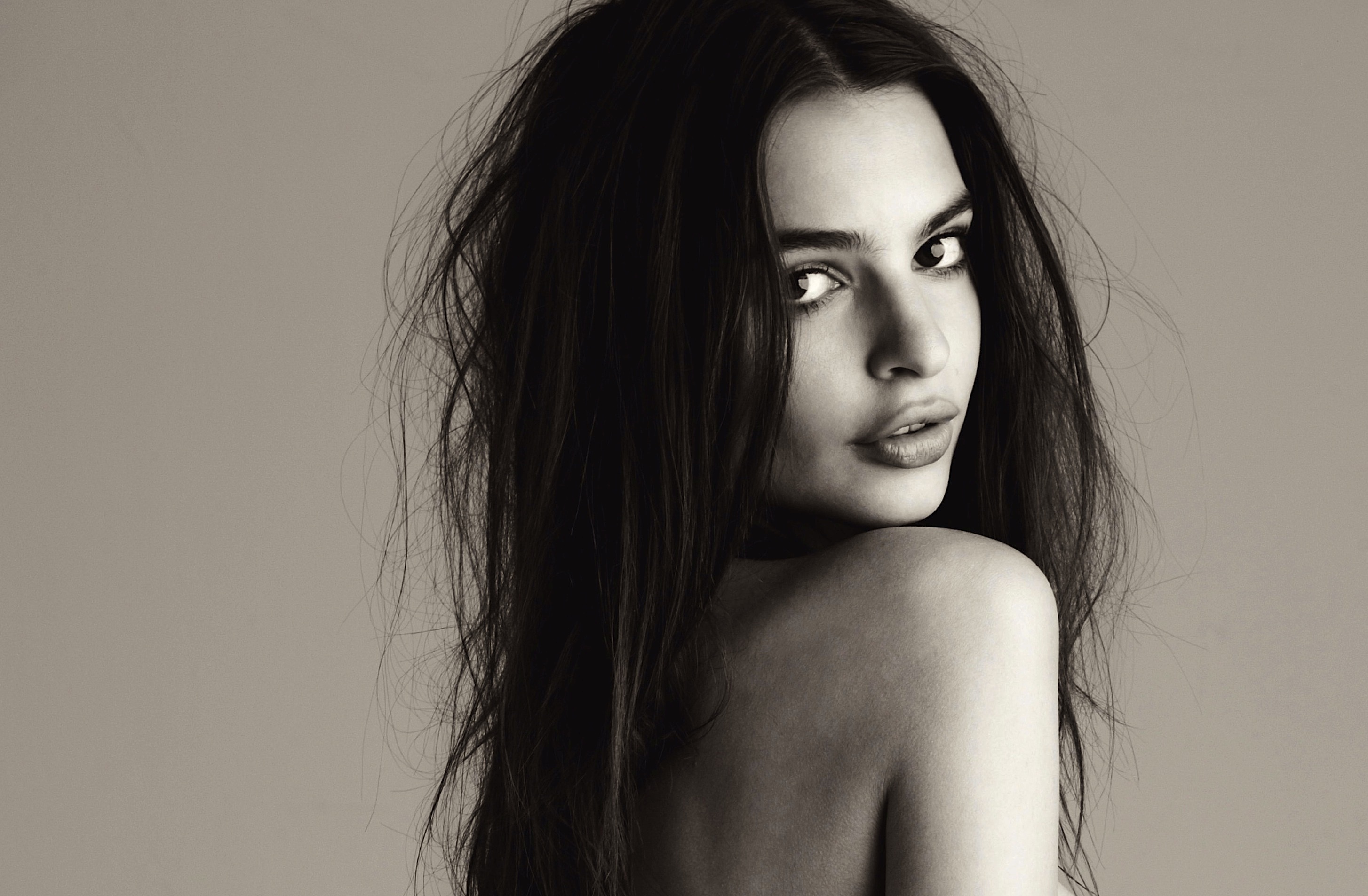 ¡Lo volvió a hacer…! Emily Ratajkowski se pixeló otro pezón e incendió Instagram (Foto)