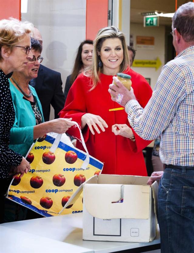 La reina Máxima de Holanda (c), durante su visita a la fundación Voedsel Focus en Amersfoort, Holanda, hoy, martes 14 de abril de 2015. EFE/Piroschka Van De Wouw