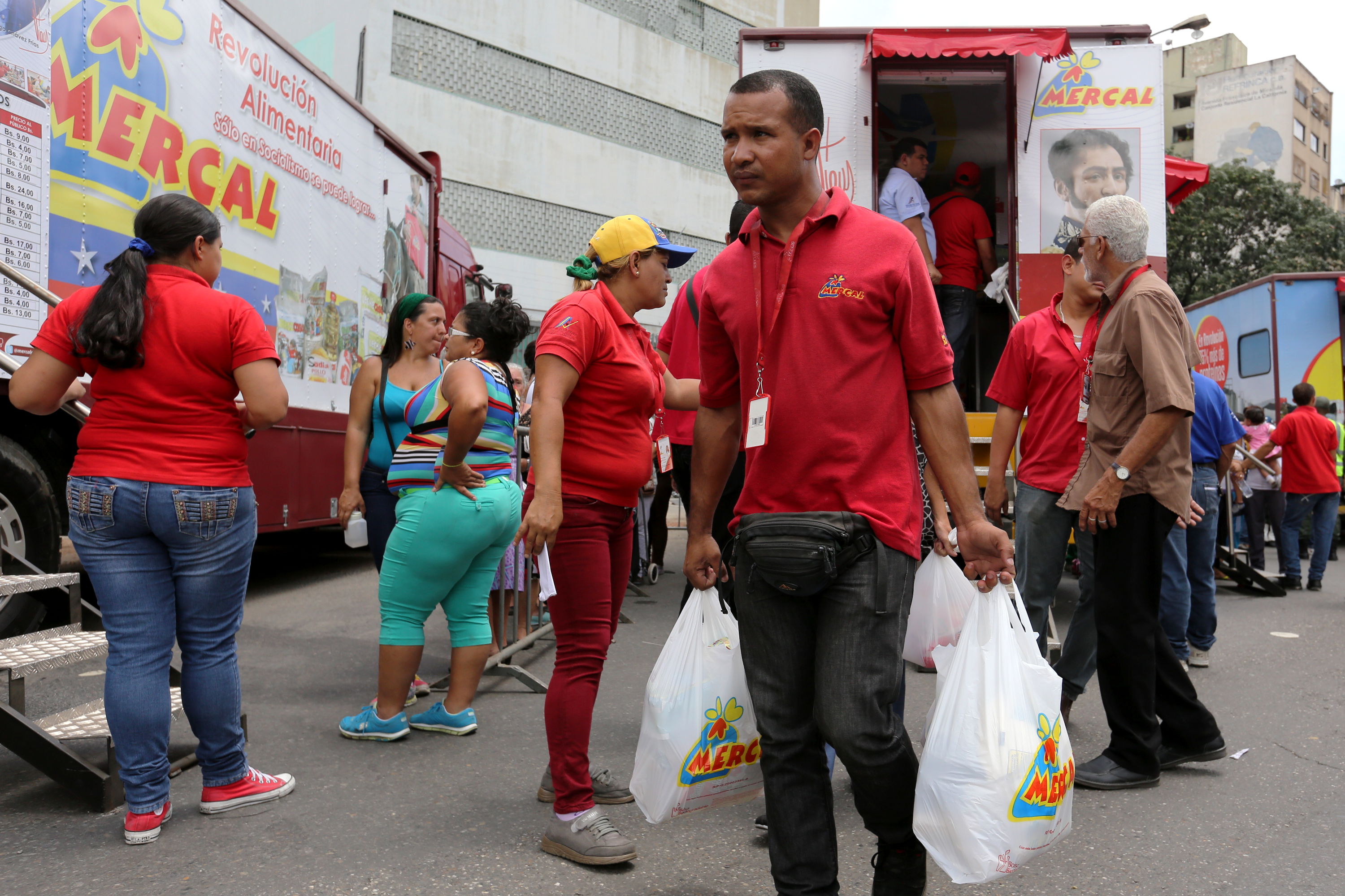 Escasez de alimentos obliga a las redes oficiales a incrementar racionamiento