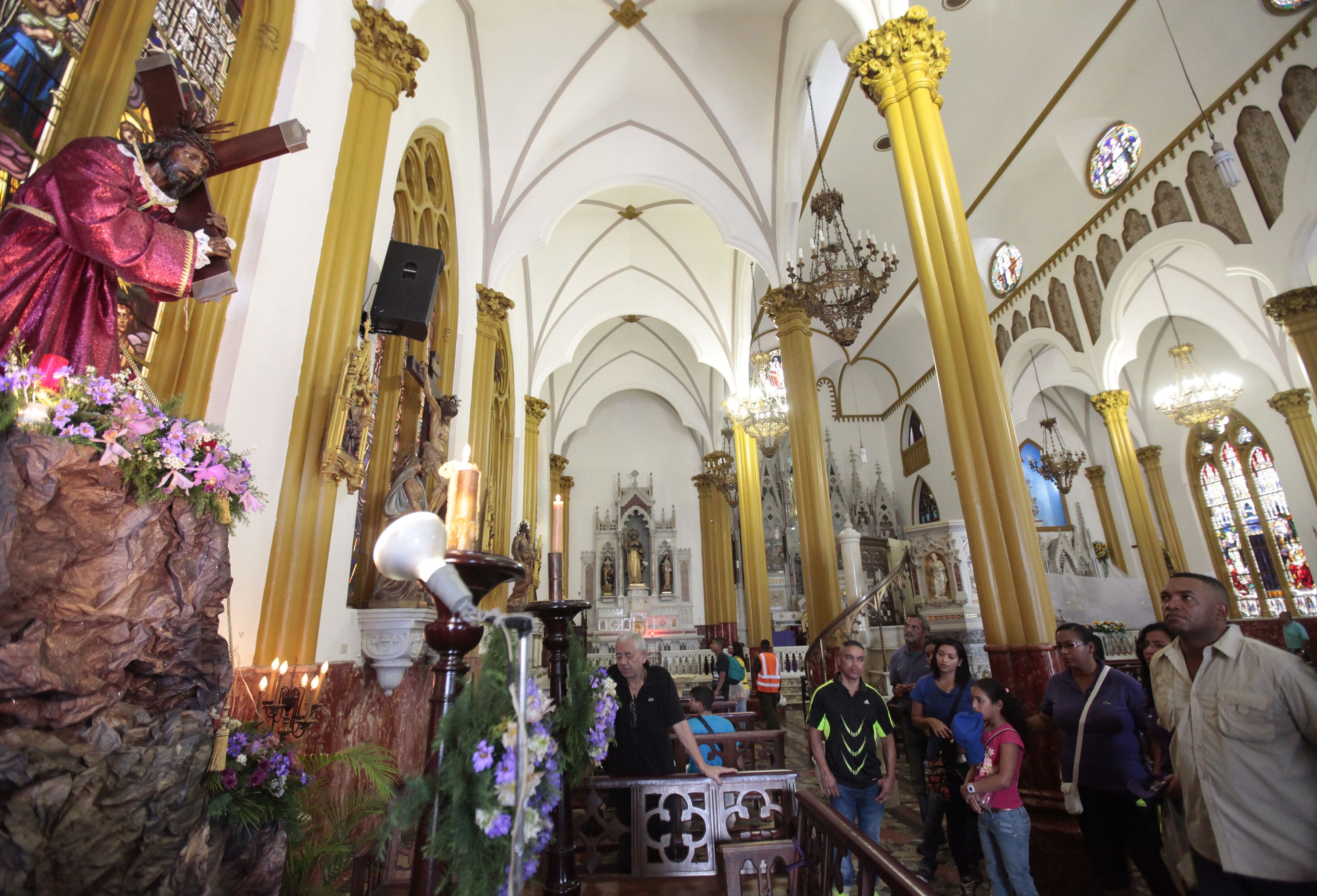 Feligreses conmemoran este Viernes Santo la crucifixión de Jesús