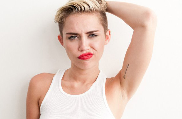 ¿Saludable? Miley Cyrus hace yoga fumando marihuana