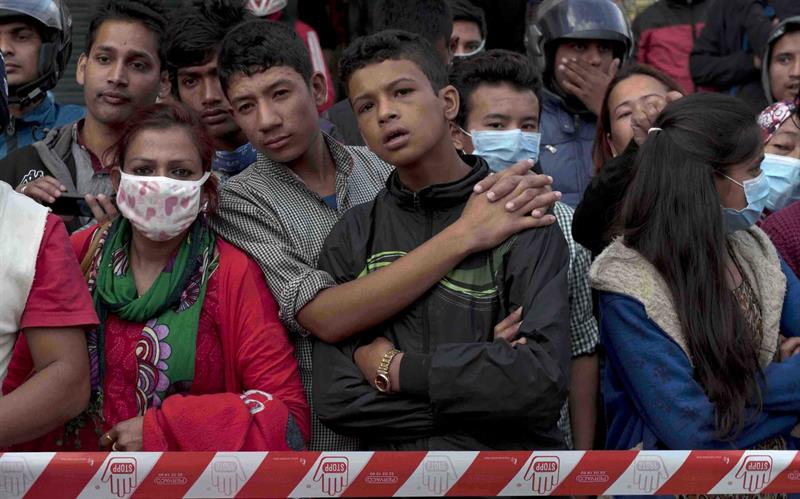 En Nepal despide a sus muertos en sagradas piras funerarias (Video)