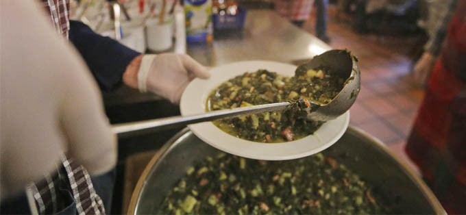 Sopa contaminada con insecticida mata a diez personas en un funeral en Perú