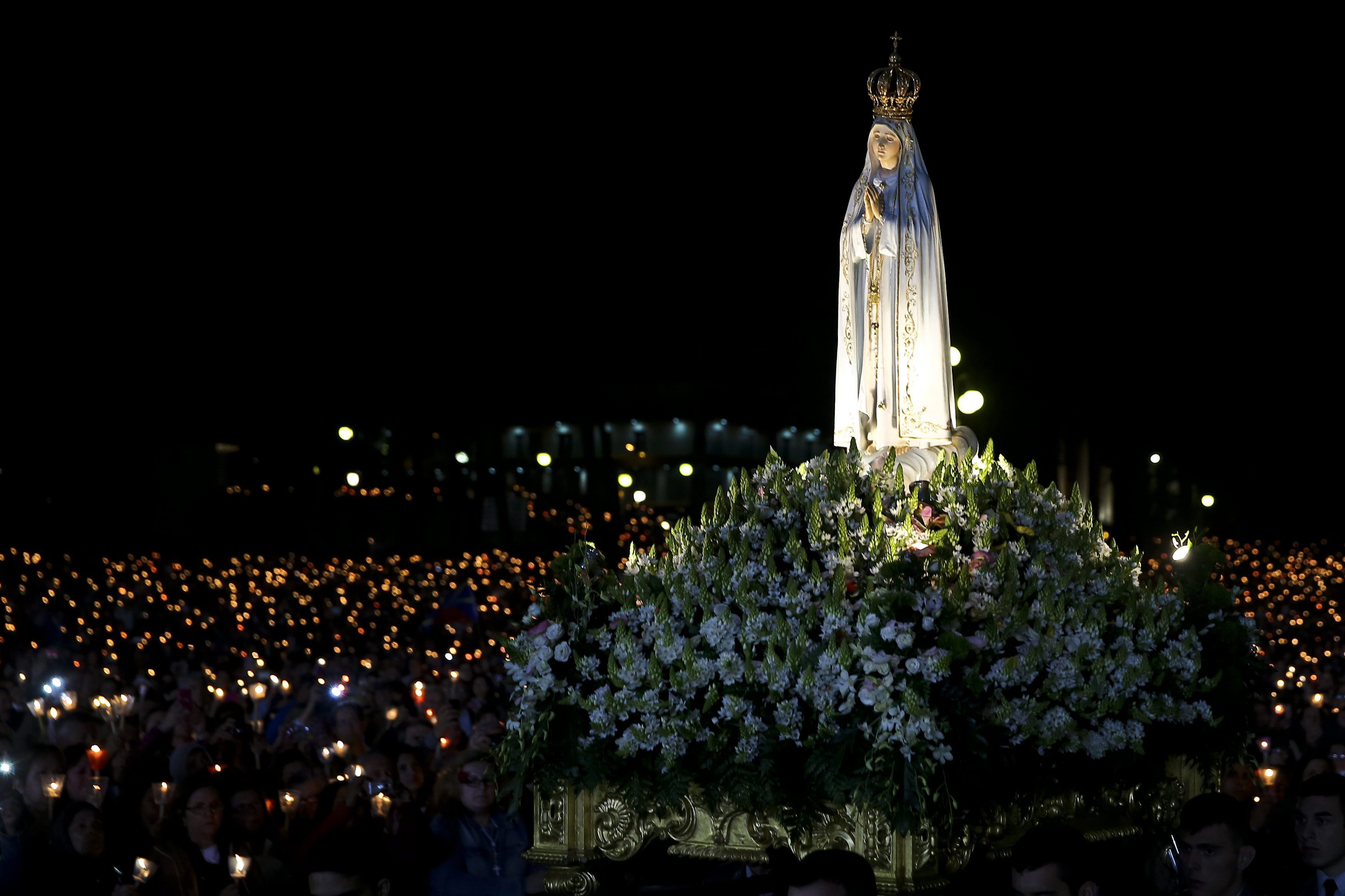 Peregrinos rezan a la Virgen de Fátima (Fotos)