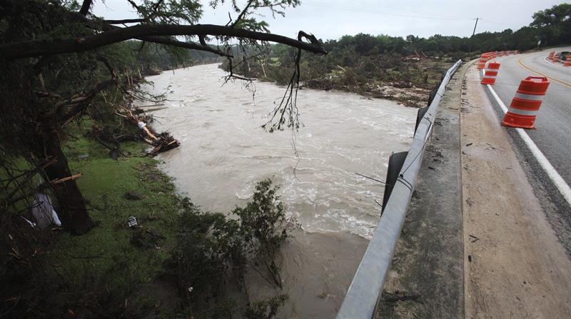 Diez muertos y decenas de desaparecidos dejan tormentas al sur de EEUU