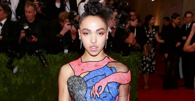 El vestido de FKA Twigs en la gala del MET tenía un pene y nadie se dio cuenta (Fotos)