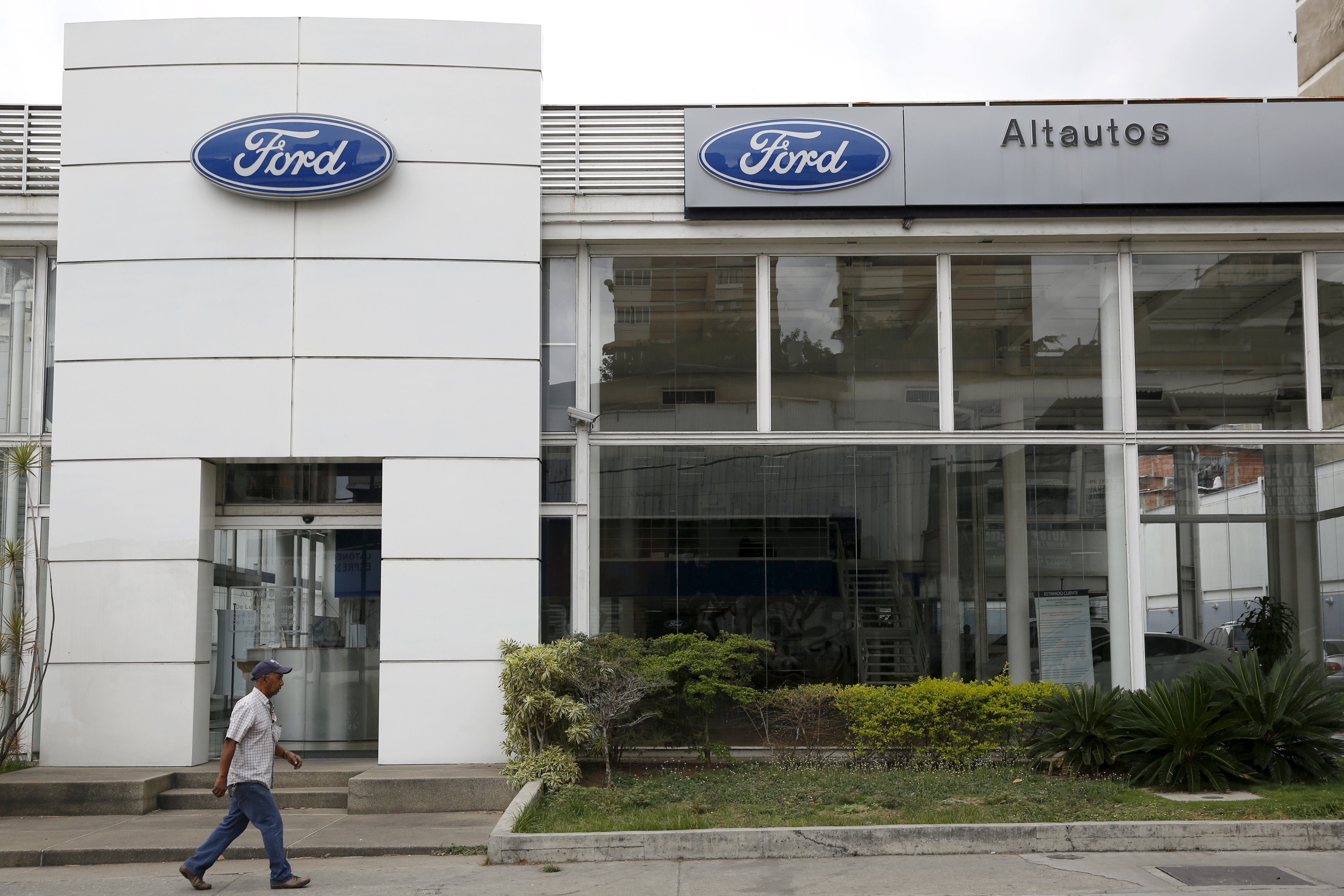 Gobierno se reúne con representantes de Ford, Toyota y General Motors