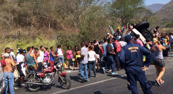 Hasta para saquear un camión de Harina Pan hacen cola (Fotos)