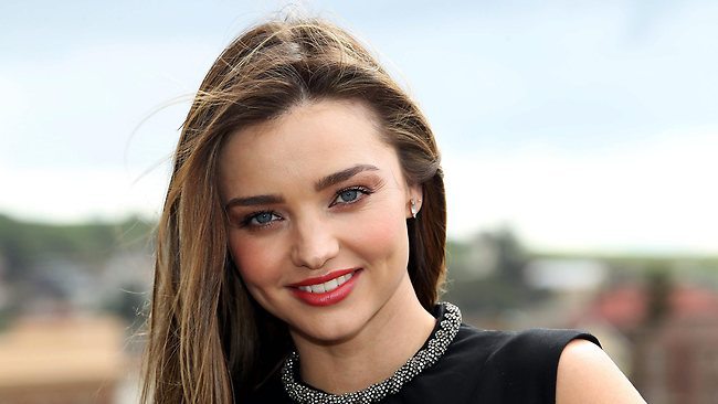 Sin ropa y sin remordimientos Miranda Kerr se metió tremenda “bala fría” (Foto)