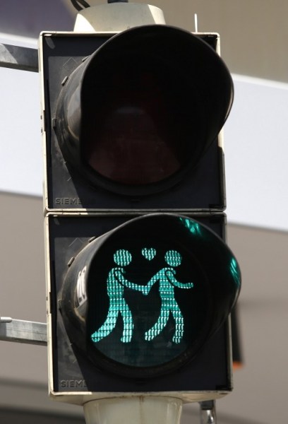 Foto: Un nuevo semáforo, que muestra una pareja del mismo sexo, se representa el 12 de mayo de 2015, de Viena. Con motivo de la próxima Life Ball, el Festival de Eurovisión y el desfile del arco iris en Viena, la capital austriaca con sus nuevos semáforos quiere promover la tolerancia y la apertura y sensibilizar a una mejor seguridad vial / AFP