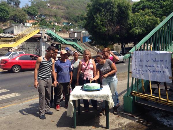 Foto: Frente a esto, un grupo de habitantes del sector “le cantaron cumpleaños” a la pasarela. Así se observa en una fotografía que envió a www.notitarde.com el dirigente político Carlos Graffe, donde incluso se observa la torta de cumpleaños, una protesta simbólica y pacífica / notitarde.com