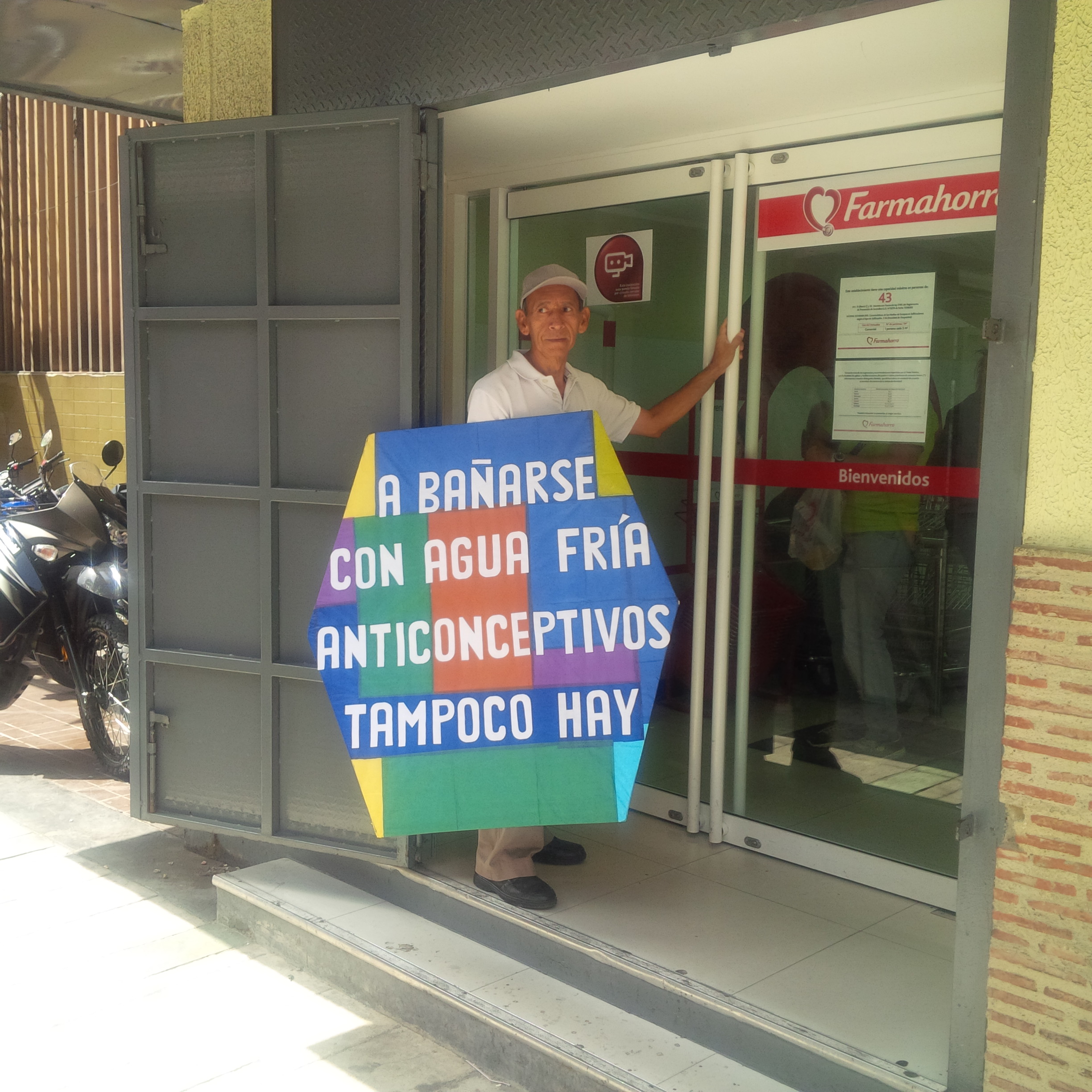 Caraqueños protestan contra la grave escasez de anticonceptivos y otras medicinas