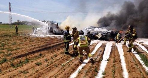 Avión militar se estrella en las proximidades del aeropuerto de Sevilla (Fotos)