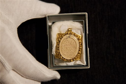 Un mechón de pelo de Wolfgang Amadeus Mozart, contenido en un relicario dorado del siglo XIX, se exhibe en Sotheby's en Londres el martes 26 de mayo del 2015. (Foto AP)