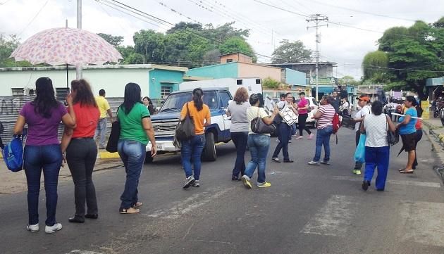 Roban dos escuelas en Upata