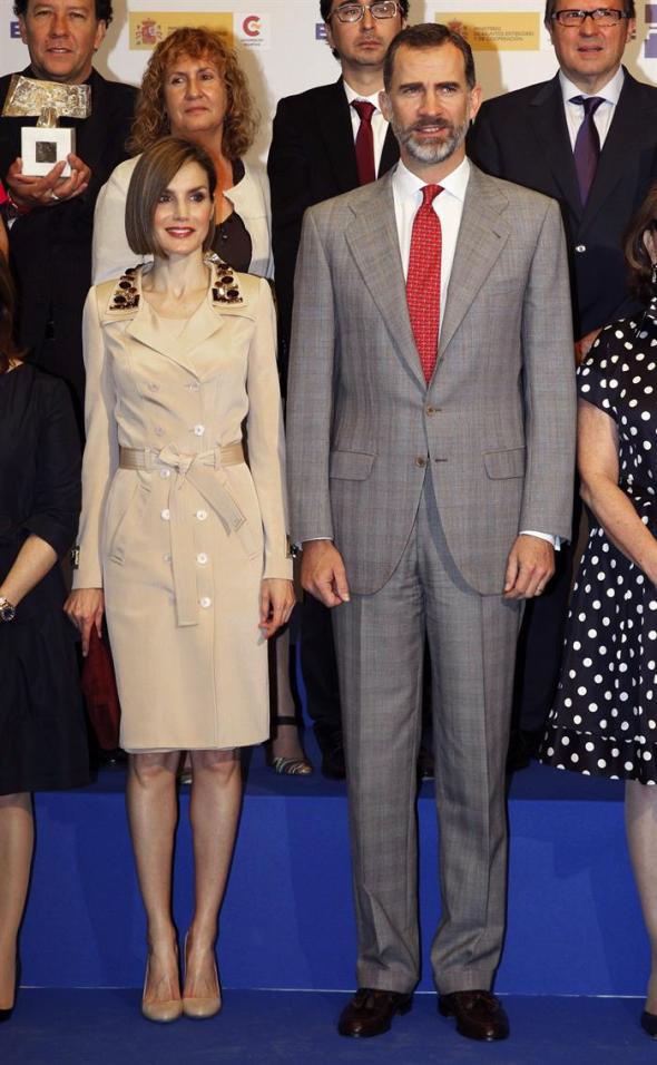 Los Reyes posan para la foto de familia junto a los galardonados en la trigésimo segunda edición de los Premios Internacionales de Periodismo Rey de España que conceden la Agencia EFE y la Agencia Española de Cooperación Internacional y cuya ceremonia se celebró en la Casa del Lector de Madrid. EFE/Sergio Barrenechea