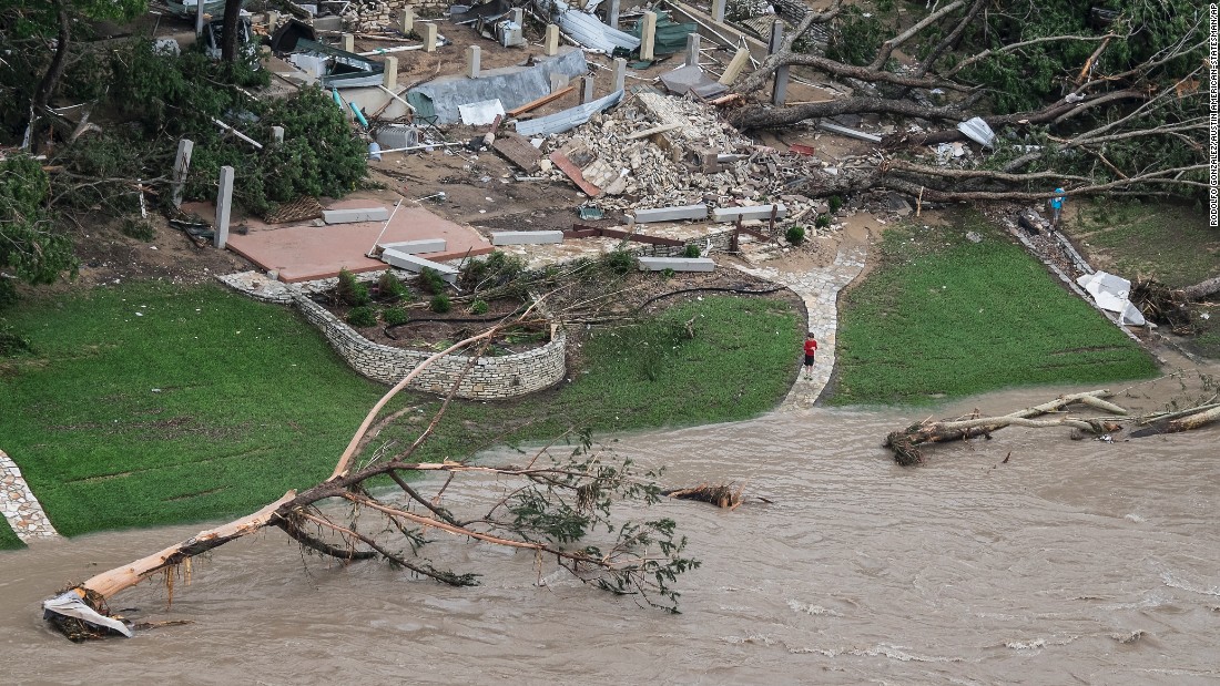 El espeluznante momento en que el río irrumpe en su casa (VIDEO)