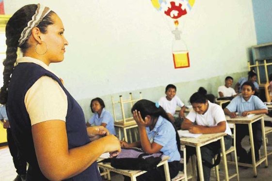 Maestros conmemoran su día luchando por una mejor educación y sus beneficios