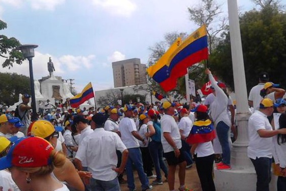 Marabinos se concentran en la plaza Indio Mara para marchar (Fotos)