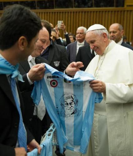 Foto: El papa Francisco mientras sostiene una camiseta con los colores del club de fútbol Sociedad Deportiva Lazio durante una audiencia con una delegación del club en el áula Pablo VI en Ciudad del Vaticano / EFE