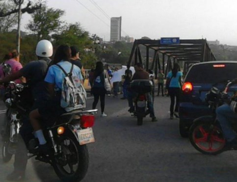 Cierran el puente Macuto en protesta por falta de agua (Fotos)