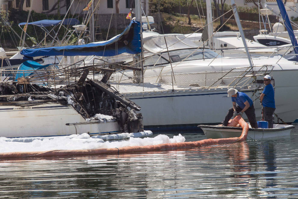 Hallan cadáveres de dos turistas en un yate incendiado