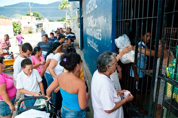 Ante la escasez, margariteños realizan canje de productos