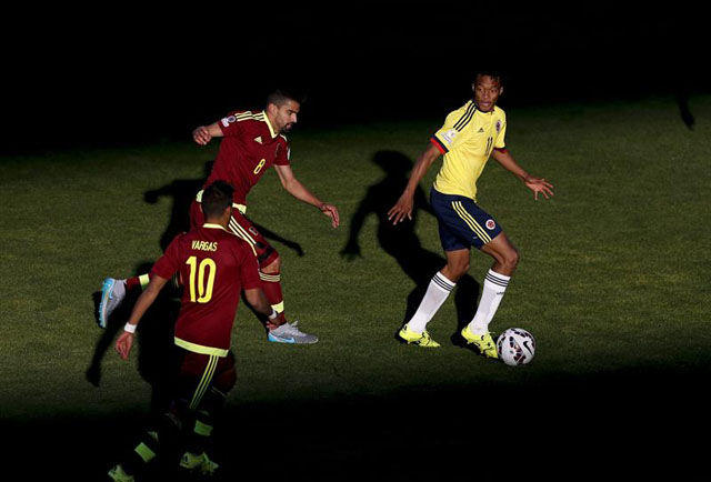 Doble marca para tapar salida de Cuadrado. Venezuela vs Colombia