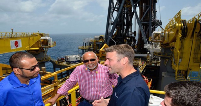 'Flashback': El presidente Donald Ramotar y Ministro Robert Persaud escuchan atentamente a un oficial a bordo de la plataforma petrolera Deepwater Champion de la ExxonMobil, durante una visita al buque de perforación en abril de 2015, días antes de dejar la presidencia de Guyana / GINA