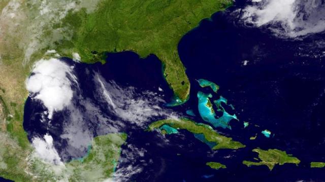 Fotografía tomada por un satélite facilitada por la Administración Nacional de Océanos y Atmósfera de Estados Unidos (NOAA) hoy, martes 16 de junio de 2015 de la tormenta tropical Bill en el Golfo de México, la costa suroriental del estado de Texas y el suroeste de Luisiana. Bill, la segunda tormenta tropical de la temporada de huracanes en la cuenca atlántica, se intensificó frente a las costas del estado de Texas, donde se espera que provoque fuertes lluvias, informó el Centro Nacional de Huracanes (CNH) de EEUU. EFE/Noaa