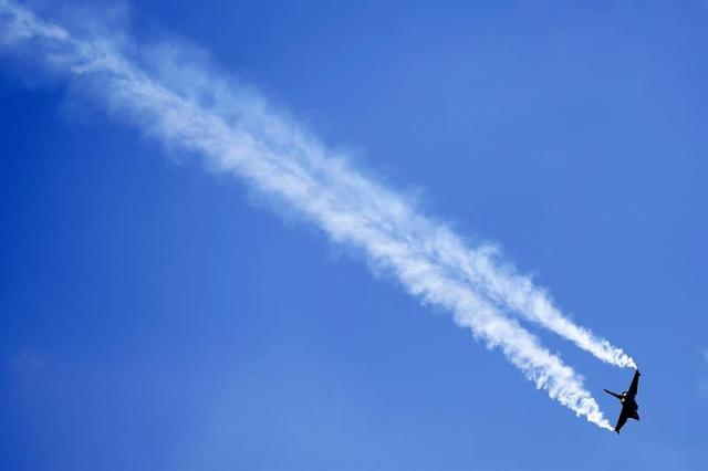 Un avión de combate Rafale galo durante un vuelo de exhibición en el ámbito del Salón Aeronáutico de Le Bourget, en el norte de París (Francia) hoy, miércoles 17 de junio de 2015. EFE/Yoan Valat