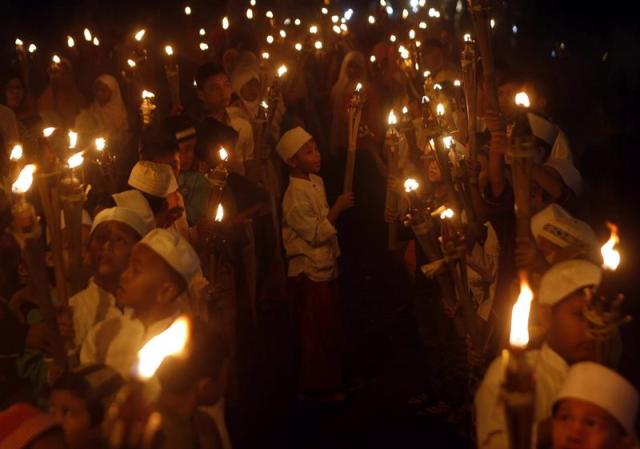 Niños sostienen antorchas durante una ceremonia que da la bienvenida al mes del Ramadán en Yakarta (Indonesia) hoy, martes 16 de junio de 2015. Musulmanes de todo el mundo se preparan para el mes del Ramadán que dará comienzo el próximo 18 de junio de 2015. EFE/Adi Weda