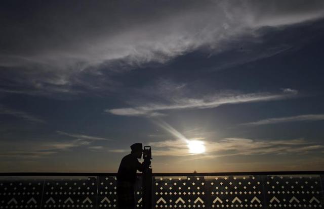 Un religioso musulmán observa la luna nueva por un telescopio para determinar el comienzo del mes del Ramadán en Putrajaya (Malasia) hoy, martes 16 de junio de 2015. Musulmanes de todo el mundo celebran el mes del Ramadán que este año comienza el próximo 18 de junio de 2015. EFE/Fazry Ismail