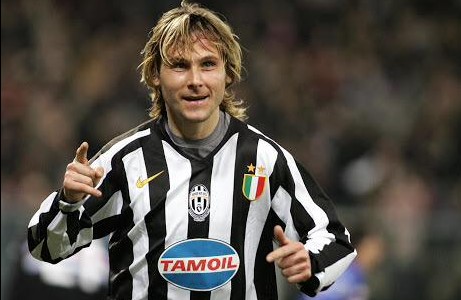 ¿Partido benéfico? Rapero le hizo un caño a Nedved y el checo le devolvió una patada (Video)