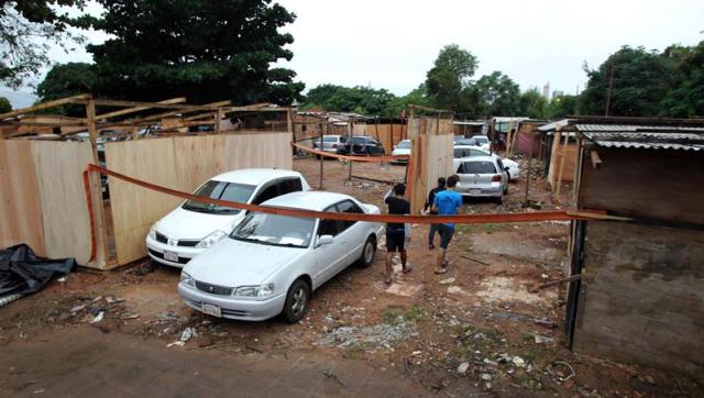 Vista de viviendas construidas por desplazados afectados por inundaciones hoy, jueves 11 de junio de 2015, frente a la sede del Congreso de Asunción (Paraguay). El río Paraguay a su paso por la ciudad de Asunción alcanzó una altura de 5,48 metros, sólo 2 centímetros por debajo del nivel crítico de inundación, y ya ha obligado a desplazarse a más de 5.000 familias, según datos de la Municipalidad de Asunción. EFE/Andrés Cristaldo