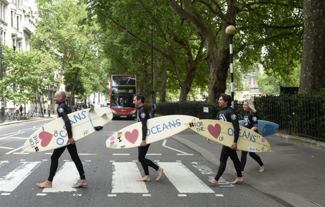 Varios activistas participan en una acción contra el cambio climático cerca del Parlamento británico para pedir a los diputados que tomen medidas en Londres (Reino Unido) hoy, miércoles 17 de junio de 2015. EFE/Facundo Arrizabalaga