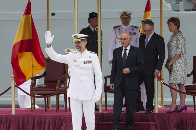 El rey Felipe VI, junto al presidente en funciones la Comunidad de Murcia, Alberto Garre (3d), la alcaldesa en funciones de Cartagena, Pilar Barreiro (d), y el presidente de la Asamblea Regional de Murcia Francisco Celdrán (2d), saluda durante el acto conmemorativo del centenario de creación del arma submarina, hoy en el Arsenal de Cartagena. EFE/Marcial Guillén