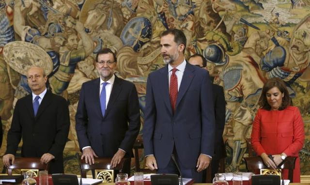 El Rey Felipe VI ha presidido hoy en el Palacio de la Zarzuela la reunión anual del patronato de la Fundación Carolina a la que han asistido el presidente del Gobierno y presidente ejecutivo del patronato, Mariano Rajoy (2-i); la vicepresidenta del Gobierno y ministra de la Presidencia, Soraya Sáenz de Santamaría; los ministros de Educación, Cultura y Deporte, José Ignacio Wert (i), y de Industria, Energía y Turismo, José Manuel Soria, así como los representantes de las empresas españolas miembros del patronato. EFE/Sergio Barrenechea