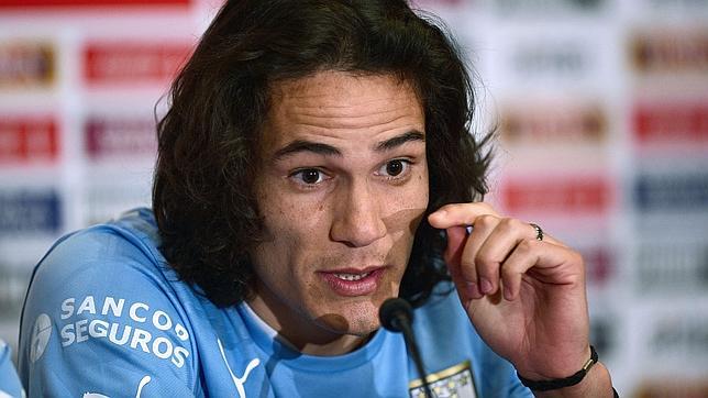 Padre del futbolista Edinson Cavani no podrá conducir por un año tras salir de prisión