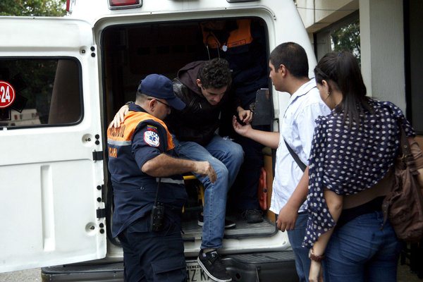 Edner Gil, quien pese a no haber estado en huelga de hambre también probó el agua y comenzó a sentir síntomas, fue trasladado al hospital