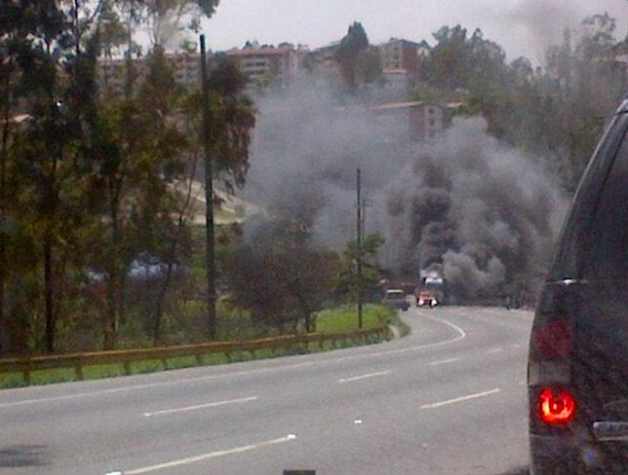 Gandola incendiada en Tazón mantiene el paso cerrado en ambos sentidos